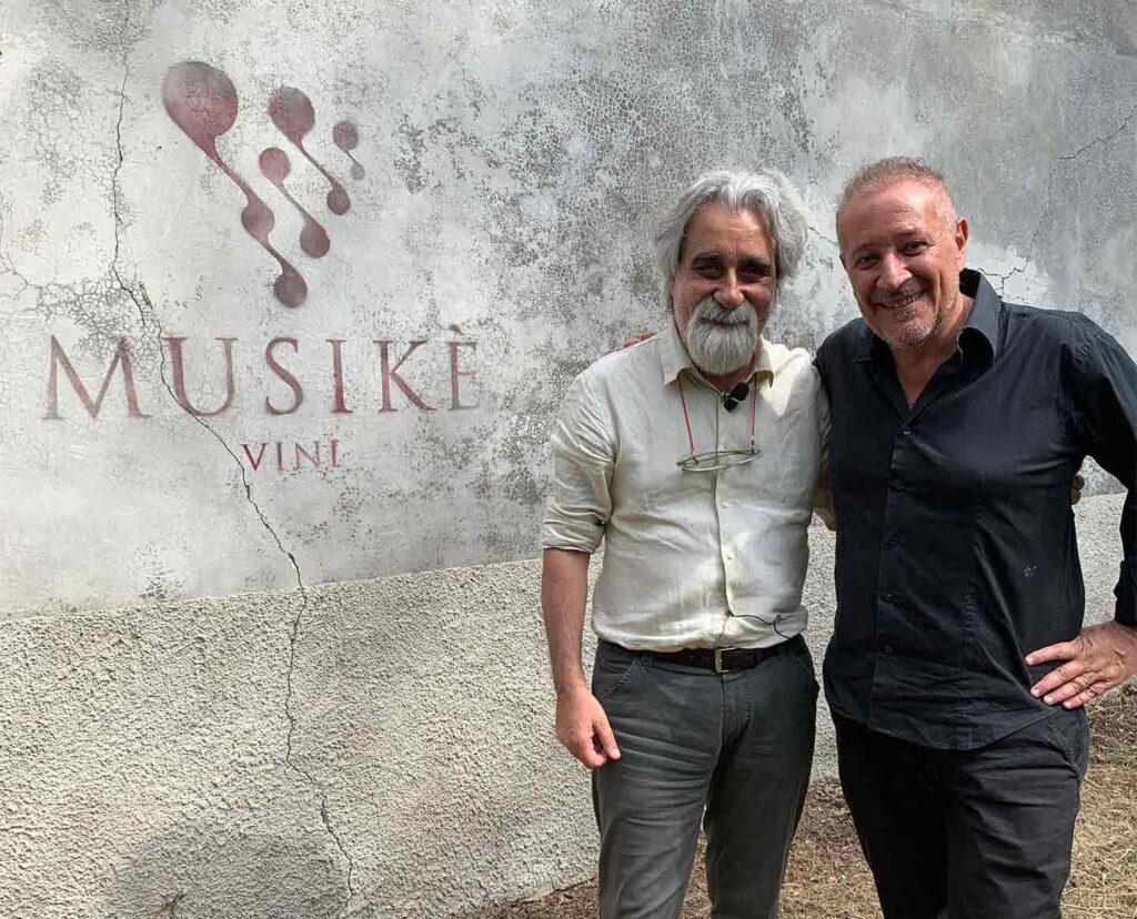 Il maestro Beppe Vessicchio e il produttore di vino Riccardo Iacobone (credits Musikè Vini)