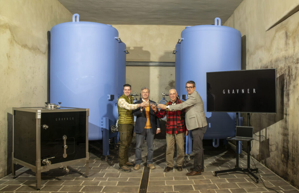 La presentazione dei nuovi contenitori in cantina. Da sx, Gregor Pietro, Enrico Cusinato di EnoKube, Joško Gravner e Mauro Bona di Pfaudler Italia (credits Alvise Barsanti)