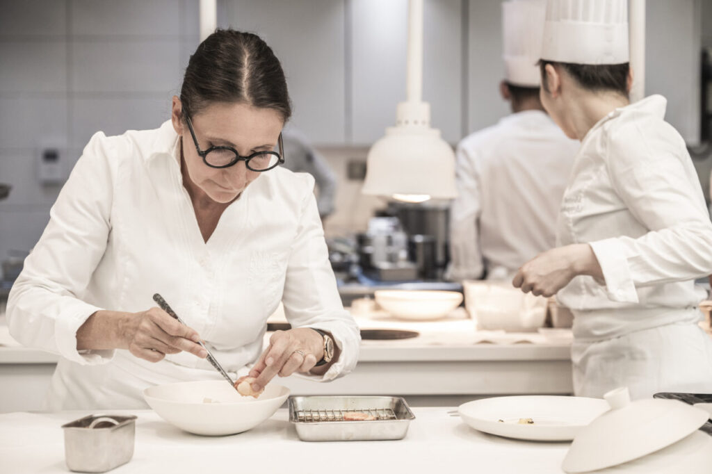 Anne-Sophie Pic al lavoro (credits Anne Emmanuelle Thion)