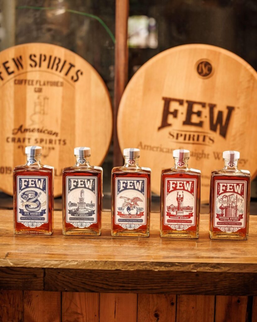 I whiskey della distilleria FEW, distribuita in Italia da Compagnia dei Caraibi (credits FEW Spirits)