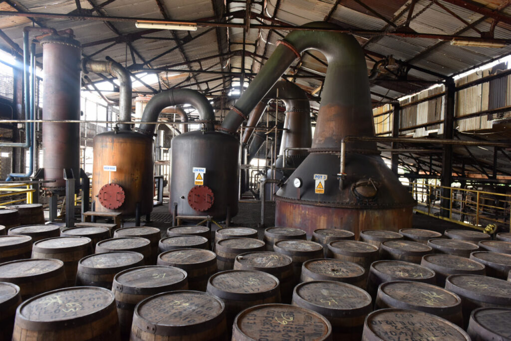 Alambicchi alla distilleria di Hampden, brand importato in Italia da Velier (credits Velier)