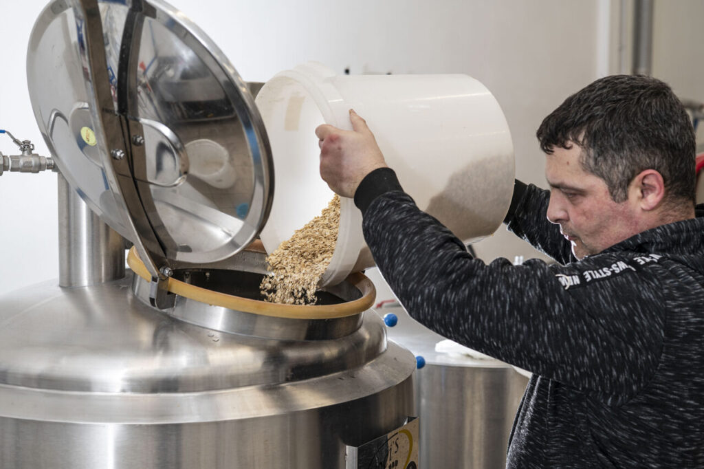 Aggiunta del luppolo durante la produzione di birra (credits Bagolo)