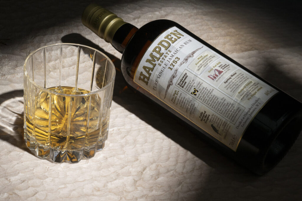 Come altre etichette della distilleria, Hampden 1753 ha un'etichetta parlante, che fornisce molte informazioni sul distillato (credits Velier, importatore italiano)