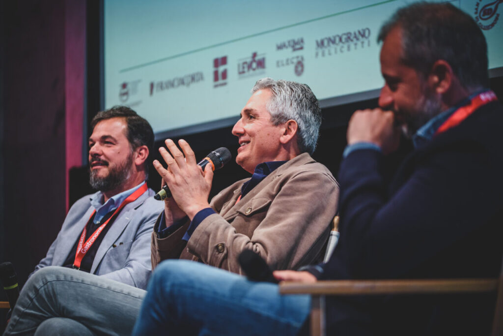 Giuseppe Carrus della Guida Vini del Gambero Rosso, Michele Antonio Fino dell’Università di Scienze Gastronomiche di Pollenzo ed Ettore Ravizza di Legendary Drinks (credits Gaia Menchicchi)