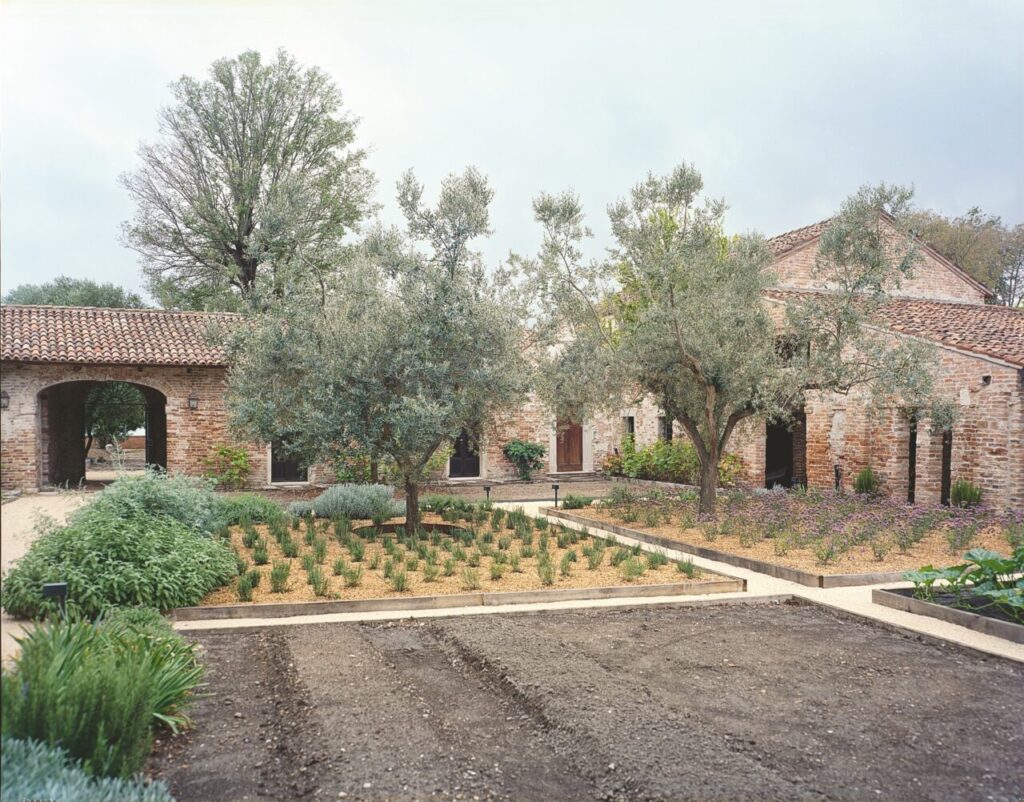 Le antiche officine del convento, oggi trasformate in uffici, un cafè e uno spazio espositivo (credits Francesco Neri)