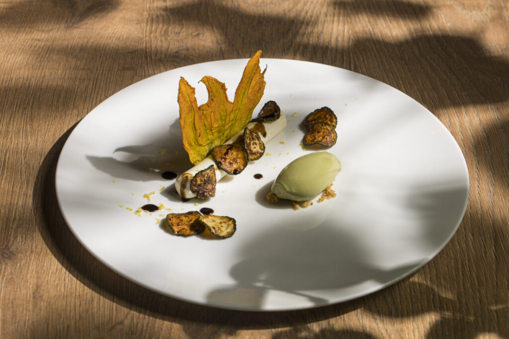 Cremoso di zucchine, il loro fiore disidratato e gelato al basilico (credits The Gritti Palace)
