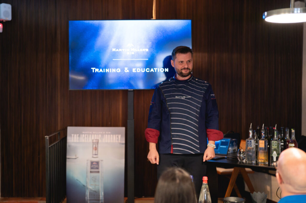 Danil Nevsky durante una masterclass su Martin Miller's Gin (credits Stefano Casavecchia per Compagnia dei Caraibi)
