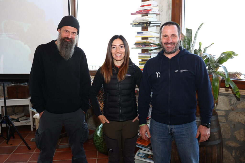 Da sx: Lorenzo Costa, l'agronoma Martina Broggio e Stefano Lorenzi durante un corso tenuto per FIVI (credits Mauro Monti)