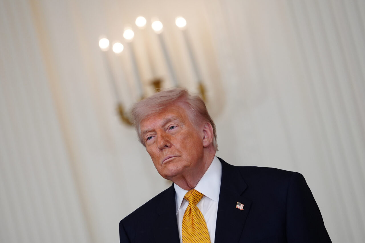 Trump politicizza l’antiterrorismo per attaccare l’Europa, ma dimentica l’estrema destra