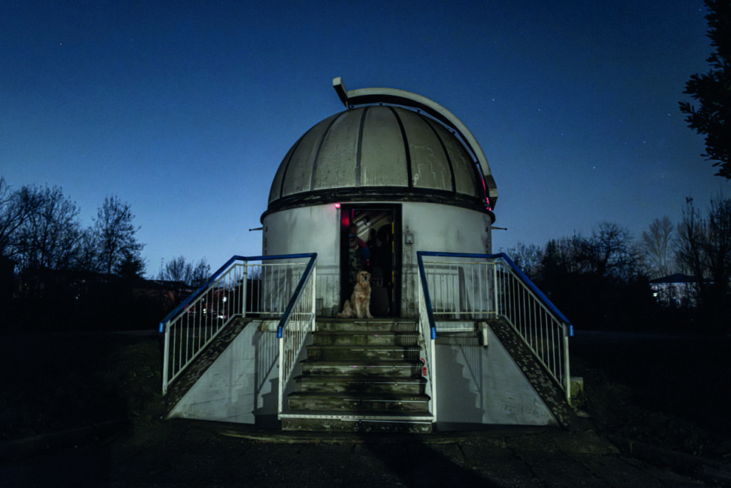 S. Giovanni in Persiceto, Bologna, Italia. Osservatorio Astronomico del Gruppo Astrofili Persicetani. Situato su una piccola collina all’interno dell’Orto Botanico, l’Osservatorio è riconoscibile per la sua cupola bianca di 4,5 metri, costruita nel 1982 dai membri del gruppo. Al suo interno, ospita un riflettore da 40 cm e un rifrattore da 15 cm, insieme a strumenti per l’osservazione solare e un sensore sismico. L’Osservatorio svolge attività di ricerca, divulgazione ed educazione; come molte strutture moderne, contribuisce anche allo studio dei detriti spaziali.
