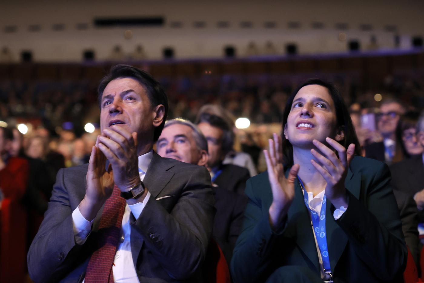 Il campo largo si divide ancora sull’Ucraina, e il governo festeggia