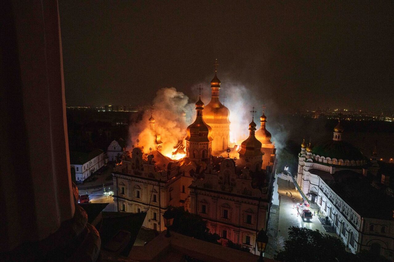 la russia bombarda la lavra simbolo spirituale dell8217ucraina da Linkiesta.it la russia bombarda la lavra simbolo spirituale dell8217ucraina