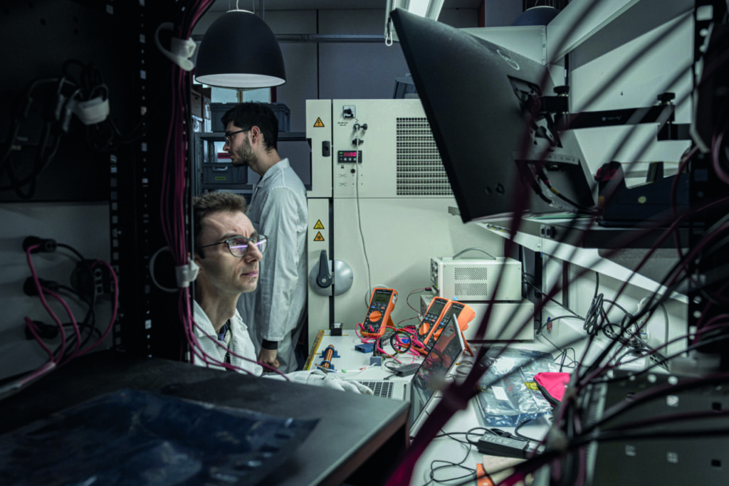 Fino Mornasco (CO), 27/01/2025. Gabriele Baldassarri e Massimo Cannila di D-Orbit testano le schede elettroniche per il vettore satellitare ION. D-Orbit è un'azienda di logistica spaziale fondata in Italia nel 2011 che progetta, costituisce e gestisce i veicoli che trasportano i satelliti nelle loro precise posizioni orbitali oltre a fornire vari servizi di logistica spaziale. Foto di Fiorella Baldasseri