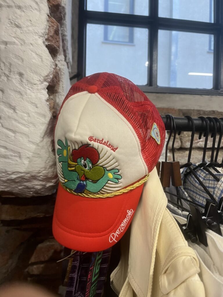 Tra gli oggetti dei negozietti della città si trova di tutto, anche un cappello di “Prezzemolo”, la mascottedi Gardaland.