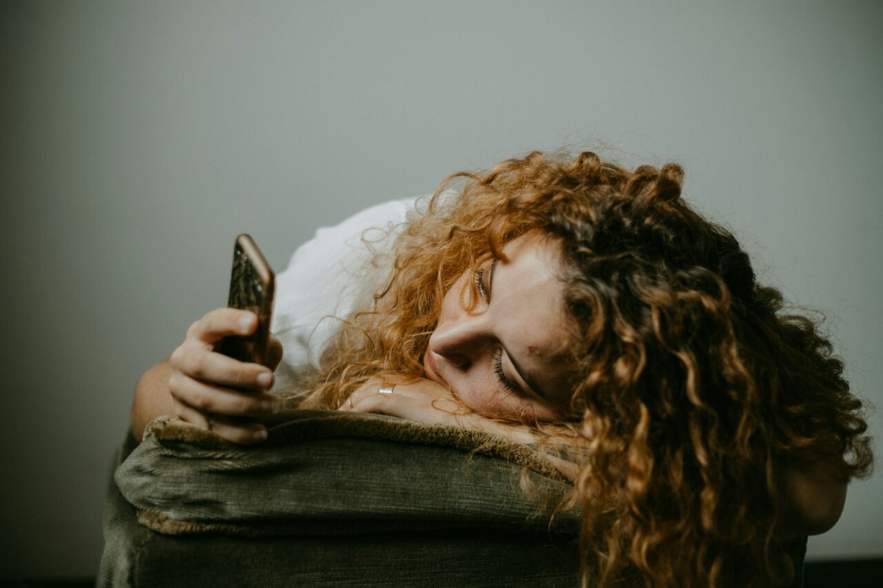 il telefono rotto di marinelli il muro da fissare e la mindfulness per neoanalfabeti da Linkiesta.it il telefono rotto di marinelli il muro da fissare e la mindfulness per neoanalfabeti