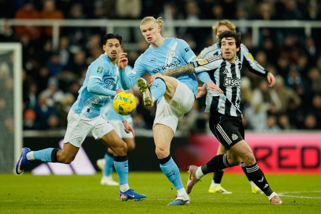 Manchester City's Erling Haaland, left, is challenged by Newcastle's Sandro Tonali during the English League Cup semifinal first leg soccer match between Newcastle and Manchester City in Newcastle, England, Tuesday, Jan. 13, 2026. (AP Photo/Dave Thompson)Associate Press/ LaPresse Only Italy and Spain Associate Press/ LaPresse Only Italy and Spain