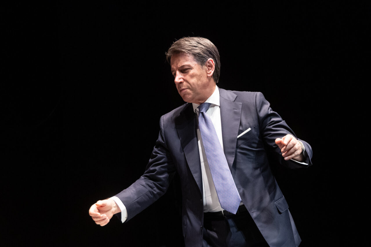 L’assalto no vax a Conte ci dice due cose, una triste e una tragica