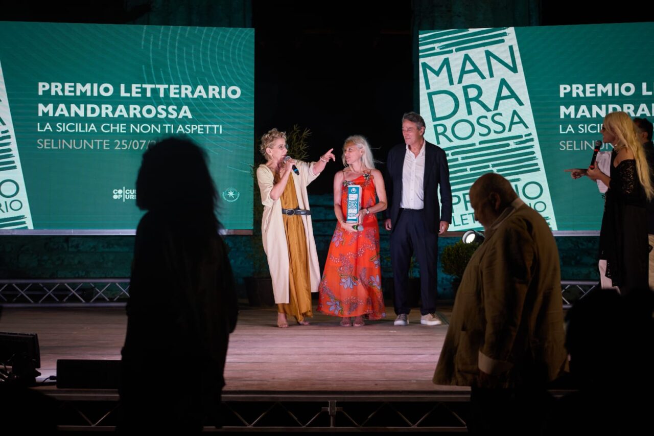200 valeria parrella la vincitrice della seconda edizione del premio mandrarossa da Linkiesta.it 200 valeria parrella la vincitrice della seconda edizione del premio mandrarossa